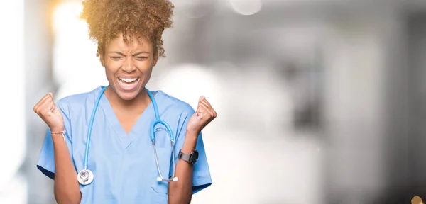 Junge Afrikanisch Amerikanische Ärztin Mit Isoliertem Hintergrund Die Verrückt Und — Stockfoto