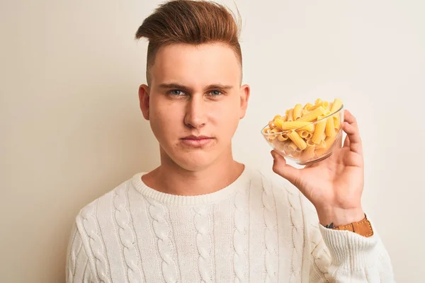 Junger Gutaussehender Mann Mit Einer Schüssel Mit Trockener Pasta Vor — Stockfoto