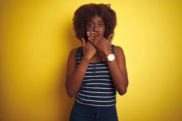 Jonge Afrikaanse Vrouw Draagt Gestreept Shirt Geïsoleerde Gele Achtergrond Geschokt — Stockfoto