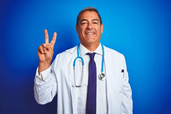 Bonito Médico Meia Idade Homem Vestindo Estetoscópio Sobre Fundo Azul — Fotografia de Stock