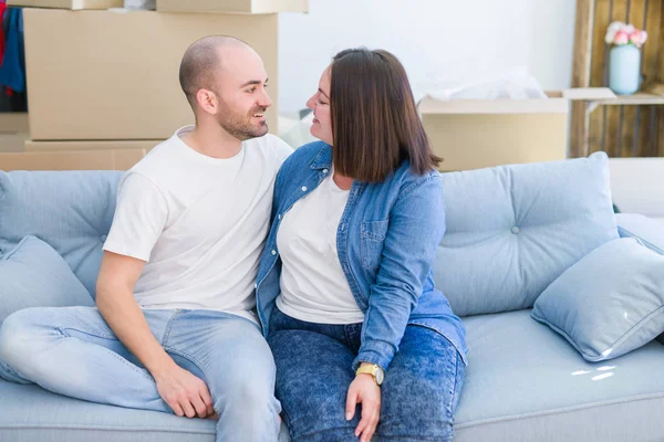 Aşk Rahatlatıcı Yeni Bir Evde Kanepede Oturan Sarılmak Genç Çift — Stok fotoğraf