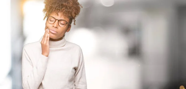 Gyönyörű Fiatal Afrikai Amerikai Szemüveg Megható Száj Kezével Fájdalmas Kifejezés — Stock Fotó