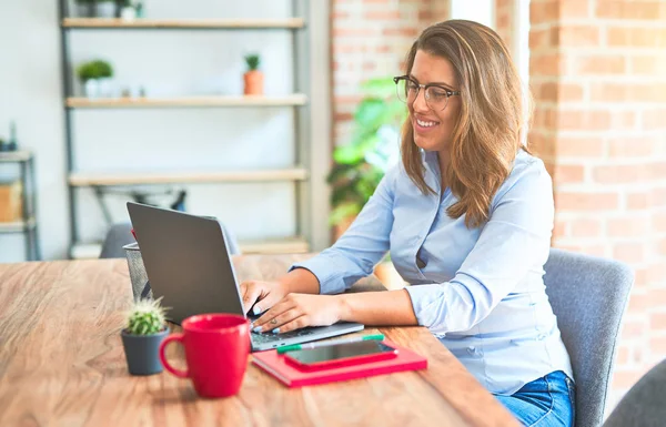 Ung Affärskvinna Sitter Vid Skrivbordet Arbetar Med Dator Laptop Modern — Stockfoto