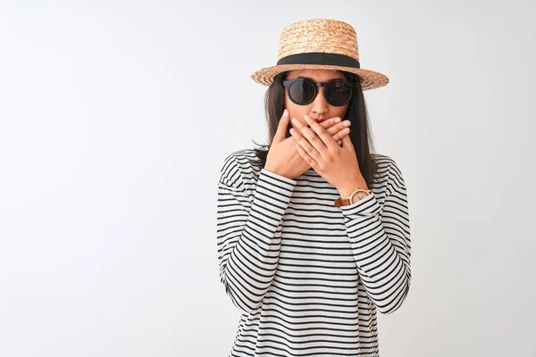 Mujer China Con Gafas Sol Rayas Sombrero Camiseta Pie Sobre —  Fotos de Stock