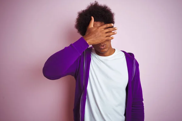 Jovem Afro Americano Vestindo Camisola Roxa Sobre Fundo Rosa Isolado — Fotografia de Stock