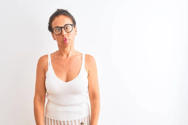 Mujer Mediana Edad Con Camiseta Casual Gafas Pie Sobre Fondo —  Fotos de Stock