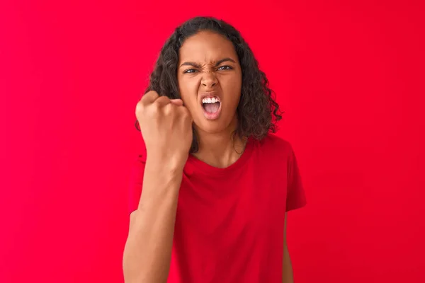 Jovem Brasileira Vestindo Camiseta Sobre Fundo Vermelho Isolado Irritado Frustrado — Fotografia de Stock