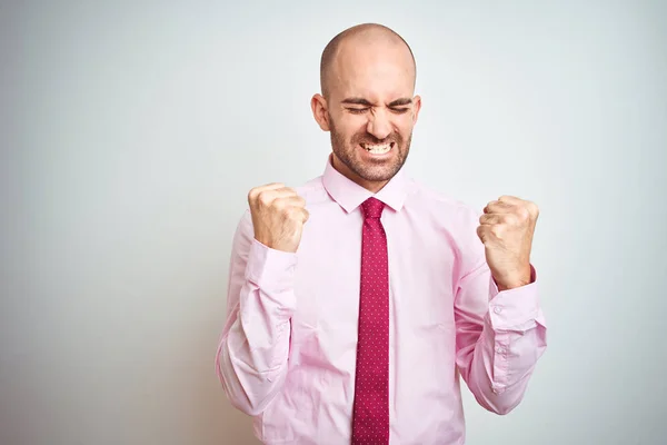 Joven Hombre Negocios Con Corbata Rosa Sobre Fondo Aislado Muy —  Fotos de Stock