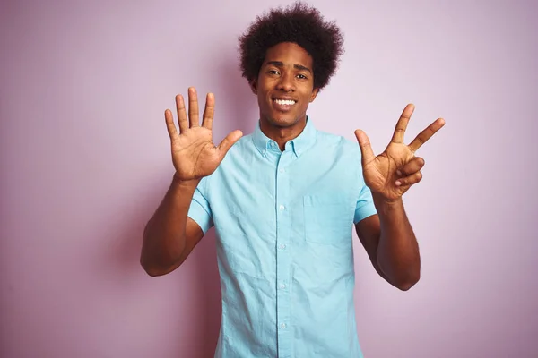 Ung Amerikansk Man Med Afro Hår Bär Blå Skjorta Står — Stockfoto
