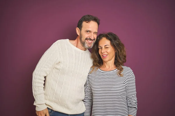 Hermosa Pareja Mediana Edad Con Suéter Invierno Sobre Fondo Púrpura — Foto de Stock