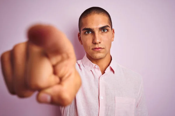 Joven Hombre Guapo Con Camisa Elegante Sobre Fondo Aislado Rosa — Foto de Stock