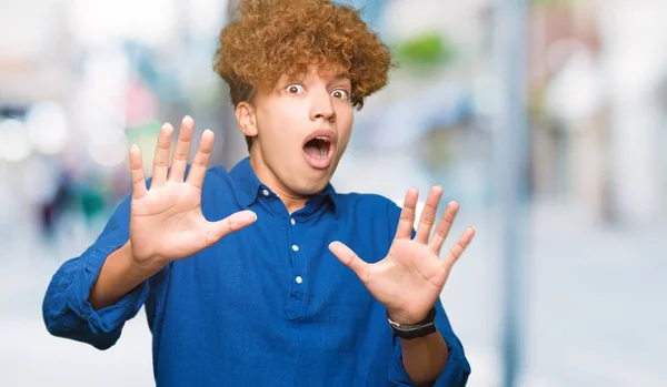 Homem Elegante Bonito Jovem Com Cabelo Afro Com Medo Aterrorizado — Fotografia de Stock