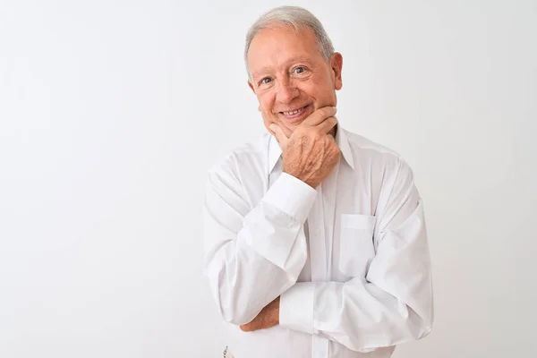 Senior Grijsharige Man Met Elegant Shirt Geïsoleerde Witte Achtergrond Kijkend — Stockfoto