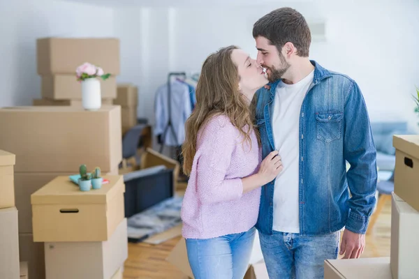 Joven hermosa pareja buscando feliz juntos moviéndose a un nuevo ho —  Fotos de Stock