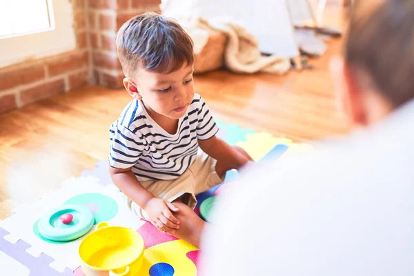 Menino Criança Bonita Sentado Quebra Cabeça Jogando Com Placas Plástico — Fotografia de Stock