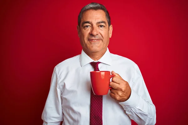 Jóképű Középkorú Üzletember Kezében Csésze Kávé Felett Elszigetelt Piros Háttér — Stock Fotó