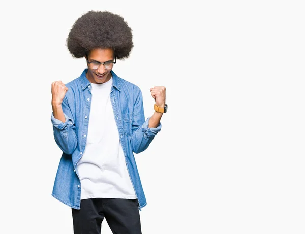 Jeune Homme Afro Américain Aux Cheveux Afro Portant Des Lunettes — Photo