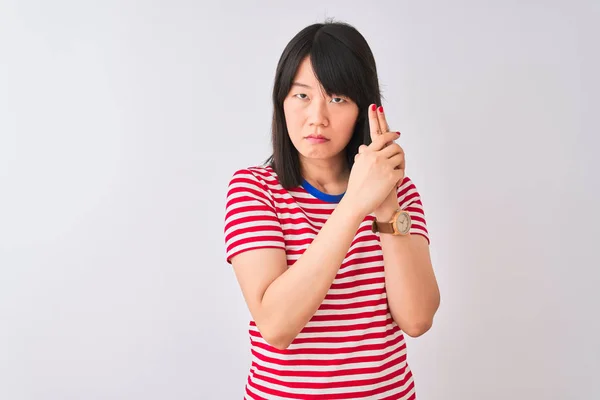 Mladá Krásná Číňanka Červeném Pruhovaném Tričku Izolovaném Bílém Pozadí Drží — Stock fotografie