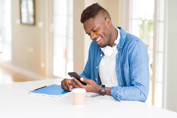 Knappe Jonge Afrikaanse Business Man Met Behulp Van Smartphone Lachend — Stockfoto