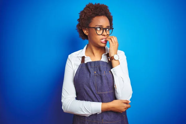 Jonge Afro Amerikaanse Vrouw Winkelier Eigenaar Draagt Zakelijke Schort Blauwe — Stockfoto