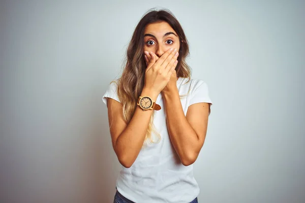 Giovane Bella Donna Indossa Casual Shirt Bianca Sfondo Isolato Scioccato — Foto Stock