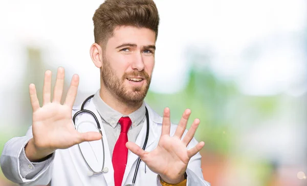 Homem Médico Bonito Jovem Vestindo Casaco Médico Com Medo Aterrorizado — Fotografia de Stock