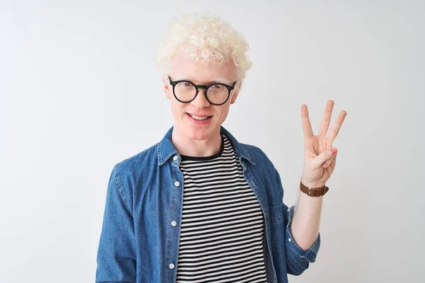 Ung Albino Blond Man Bär Jeanströja Och Glasögon Över Isolerad — Stockfoto