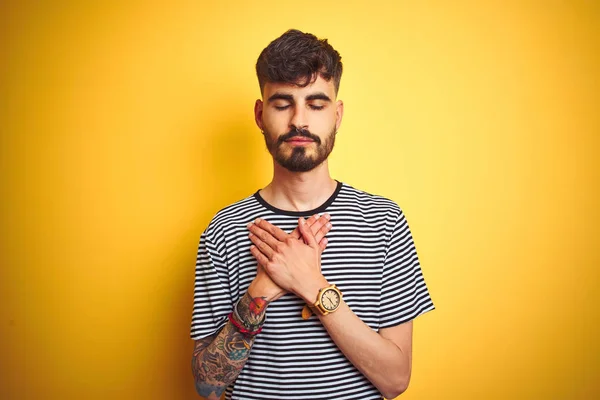 Jovem Com Tatuagem Vestindo Camiseta Listrada Sobre Fundo Amarelo Isolado — Fotografia de Stock