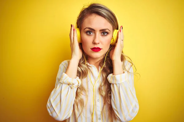 Jonge Mooie Vrouw Luisteren Naar Muziek Met Behulp Van Een — Stockfoto