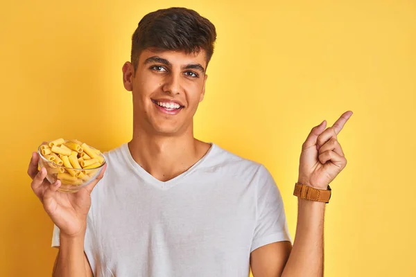 Joven Hombre Indio Sosteniendo Tazón Con Pasta Seca Pie Sobre —  Fotos de Stock