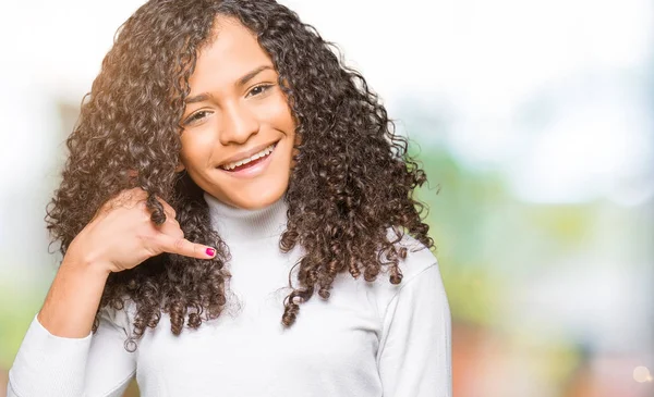 Mulher Bonita Nova Com Cabelo Encaracolado Usando Camisola Gola Alta — Fotografia de Stock