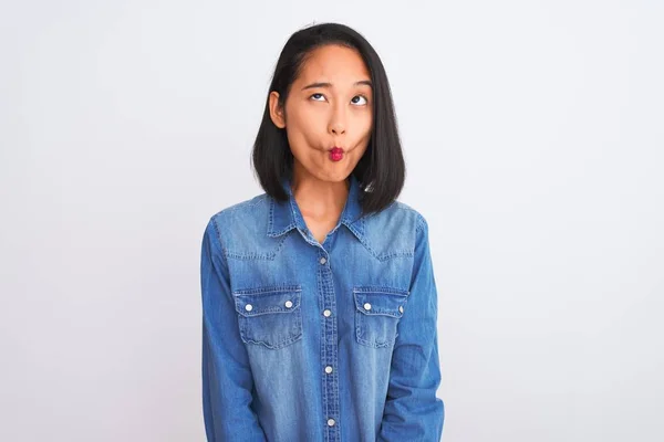 Mladá Krásná Číňanka Džínové Košili Stojící Nad Izolovaným Bílým Pozadím — Stock fotografie