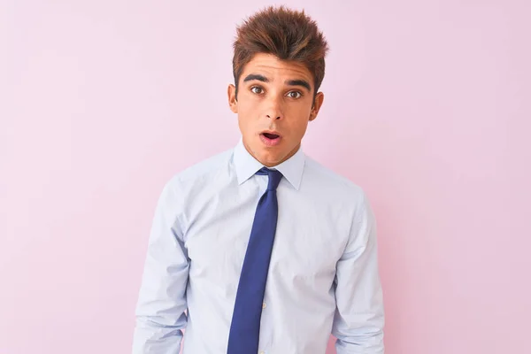 Junger Gutaussehender Geschäftsmann Mit Hemd Und Krawatte Steht Vor Isoliertem — Stockfoto