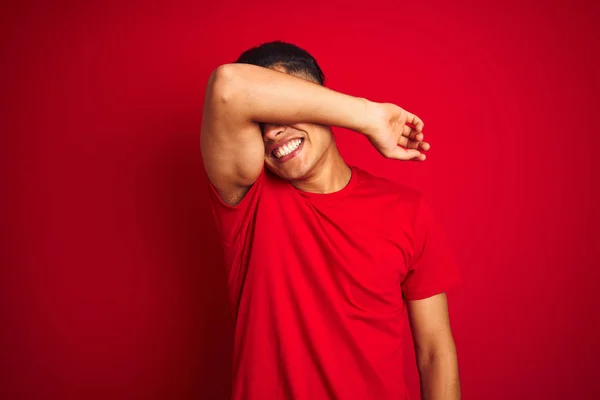 Giovane Brasiliano Indossa Shirt Piedi Sopra Isolato Sfondo Rosso Che — Foto Stock