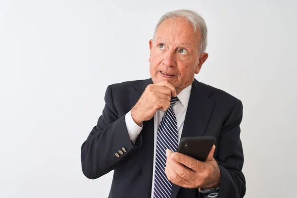 Starší Šedovlasý Podnikatel Používající Smartphone Stojící Nad Izolovaným Bílým Pozadím — Stock fotografie