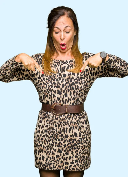 Piękna Kobieta Średnim Wieku Ubrana Leopard Zwierzę Drukuj Sukienkę Wskazując — Zdjęcie stockowe