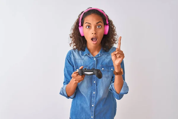 Mujer Jugadora Brasileña Jugando Videojuegos Usando Auriculares Sobre Fondo Blanco — Foto de Stock