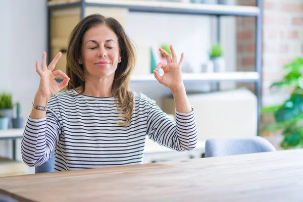 Donna Anziana Mezza Età Seduta Tavola Casa Rilassarsi Sorridere Con — Foto Stock