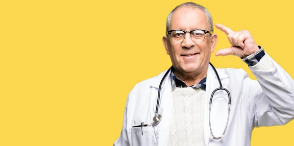 Gutaussehender Oberarzt Medizinischem Mantel Lächelnd Und Selbstbewusst Gestikulierend Mit Der — Stockfoto