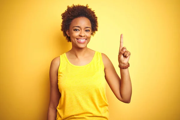 Beauitul Mulher Americana Africana Vestindo Camiseta Verão Sobre Fundo Amarelo — Fotografia de Stock