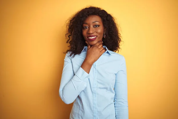 Afro Amerikaanse Zakenvrouw Draagt Elegant Shirt Geïsoleerde Gele Achtergrond Ziet — Stockfoto