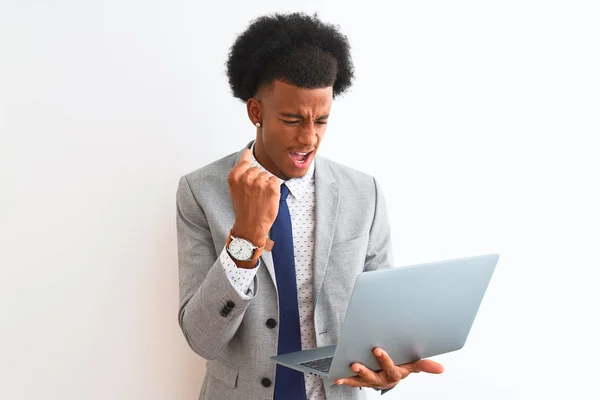 Молодой Африканский Американский Бизнесмен Использующий Ноутбук Стоя Изолированном Белом Фоне — стоковое фото