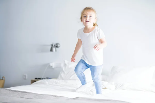 Lindo Criança Menina Pulando Cama — Fotografia de Stock