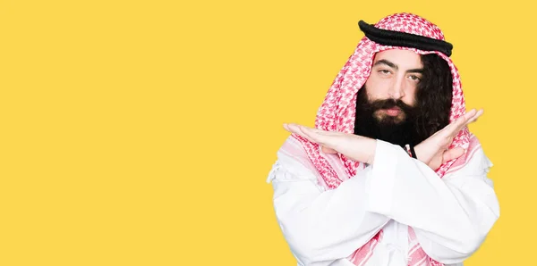 アラビア ビジネスの男性伝統的なクーフィーヤを着て長い髪とマフラー拒絶反応式交差腕負の符号 怒った顔をしています — ストック写真