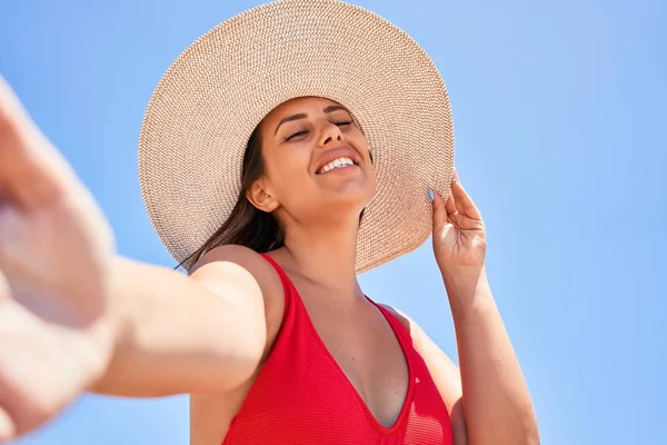 Jeune Belle Femme Bronzant Portant Maillot Bain Été Prendre Selfie — Photo