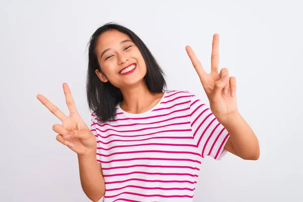 Jeune Femme Chinoise Portant Shirt Rayé Debout Sur Fond Blanc — Photo