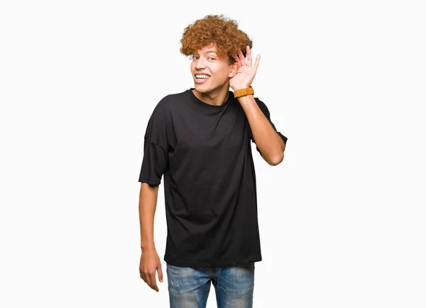 Homem Bonito Jovem Com Cabelo Afro Vestindo Shirt Preta Sorrindo — Fotografia de Stock