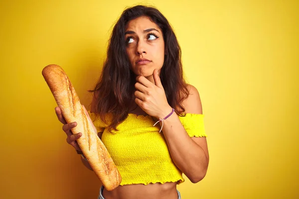 Νεαρή Όμορφη Αρτοποιός Γυναίκα Κρατώντας Ψωμί Στέκεται Πάνω Από Απομονωμένο — Φωτογραφία Αρχείου
