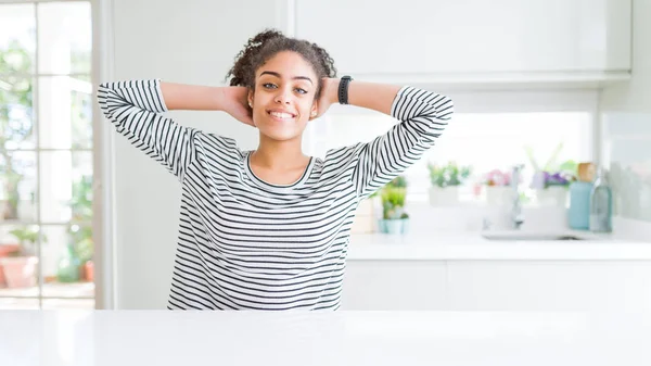 Vacker Afrikansk Amerikansk Kvinna Med Afro Hår Bär Casual Randig — Stockfoto