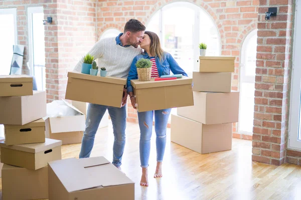 Young Beautiful Couple Moving Cardboard Boxes Kissing New Home — Stock Photo, Image